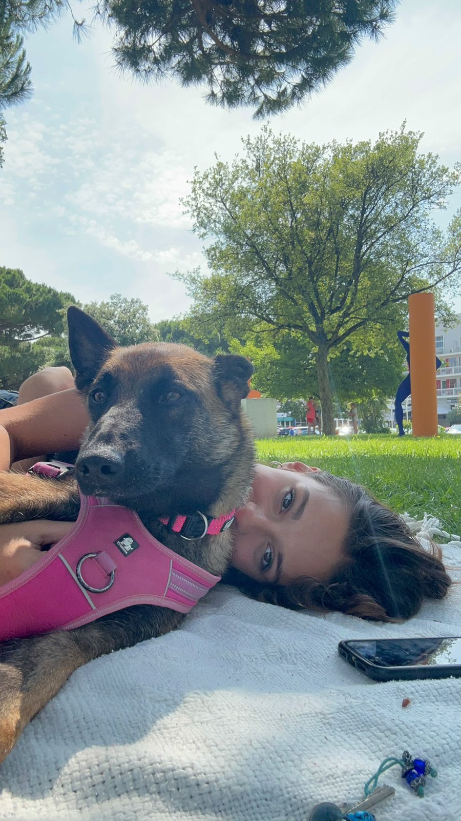 Ava allongée dans l'herbe contre Oriane